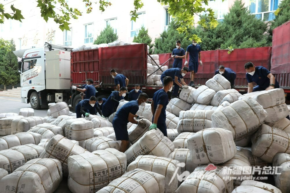 伊犁消防调派19名消防救援人员搬运物资300吨