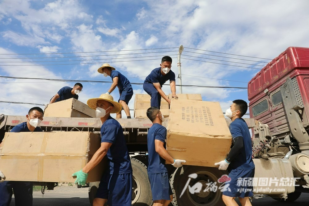 伊犁消防调派19名消防救援人员搬运物资300吨