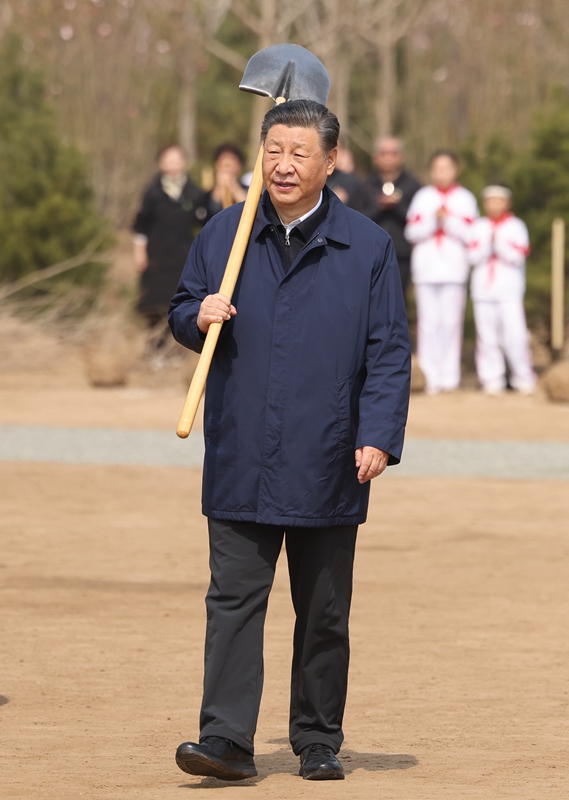 2024年4月3日，习近平总书记来到北京市通州区潞城镇参加首都义务植树活动。