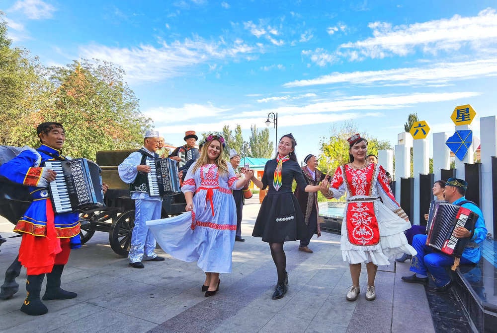各民族文艺爱好者在伊宁市六星街街头载歌载舞。（伊宁市文化体育广播电视和旅游局提供）