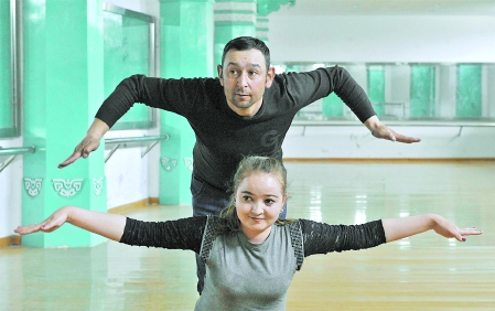 4月20日，艾克拜尔·艾比力秀在教学员跳鹰舞。  □本报记者约提克尔·尼加提摄