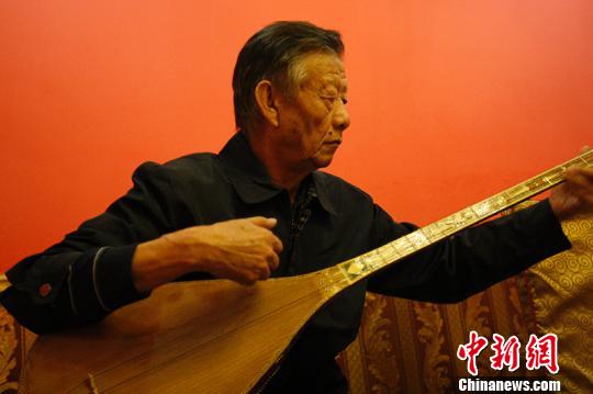 唐复兴弹唱“十二木卡姆”的选段乌孜哈勒。　王小军 摄