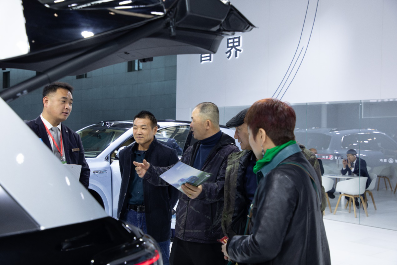 华为鸿蒙智行首次亮相新疆315国际车展，问界M9大定量已超5万台
