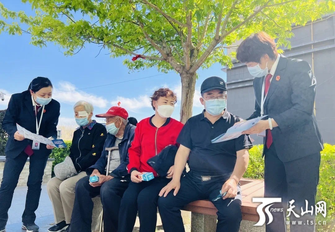 乌鲁木齐市中级人民法院驻山润社区“访惠聚”工作队向居民宣传养老诈骗典型案例。通讯员胡爱琳摄