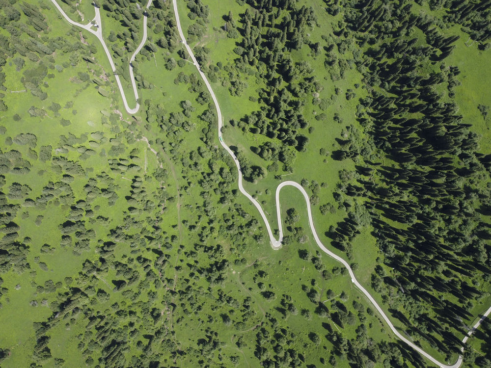 这是6月28日拍摄的那拉提旅游风景区景色（无人机照片）。