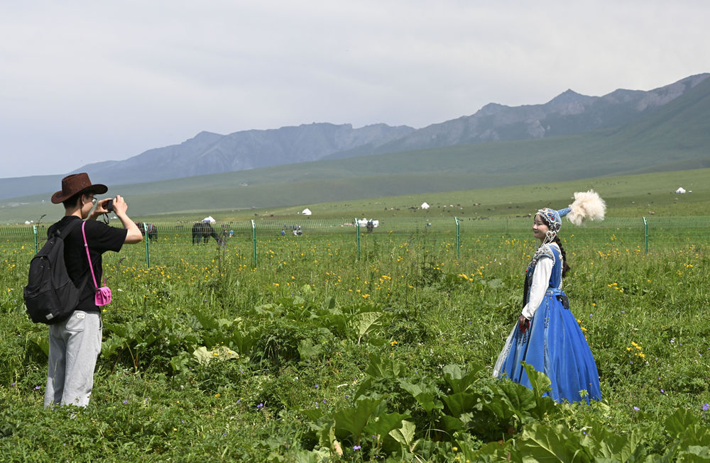 6月28日，游客在那拉提旅游风景区拍照。