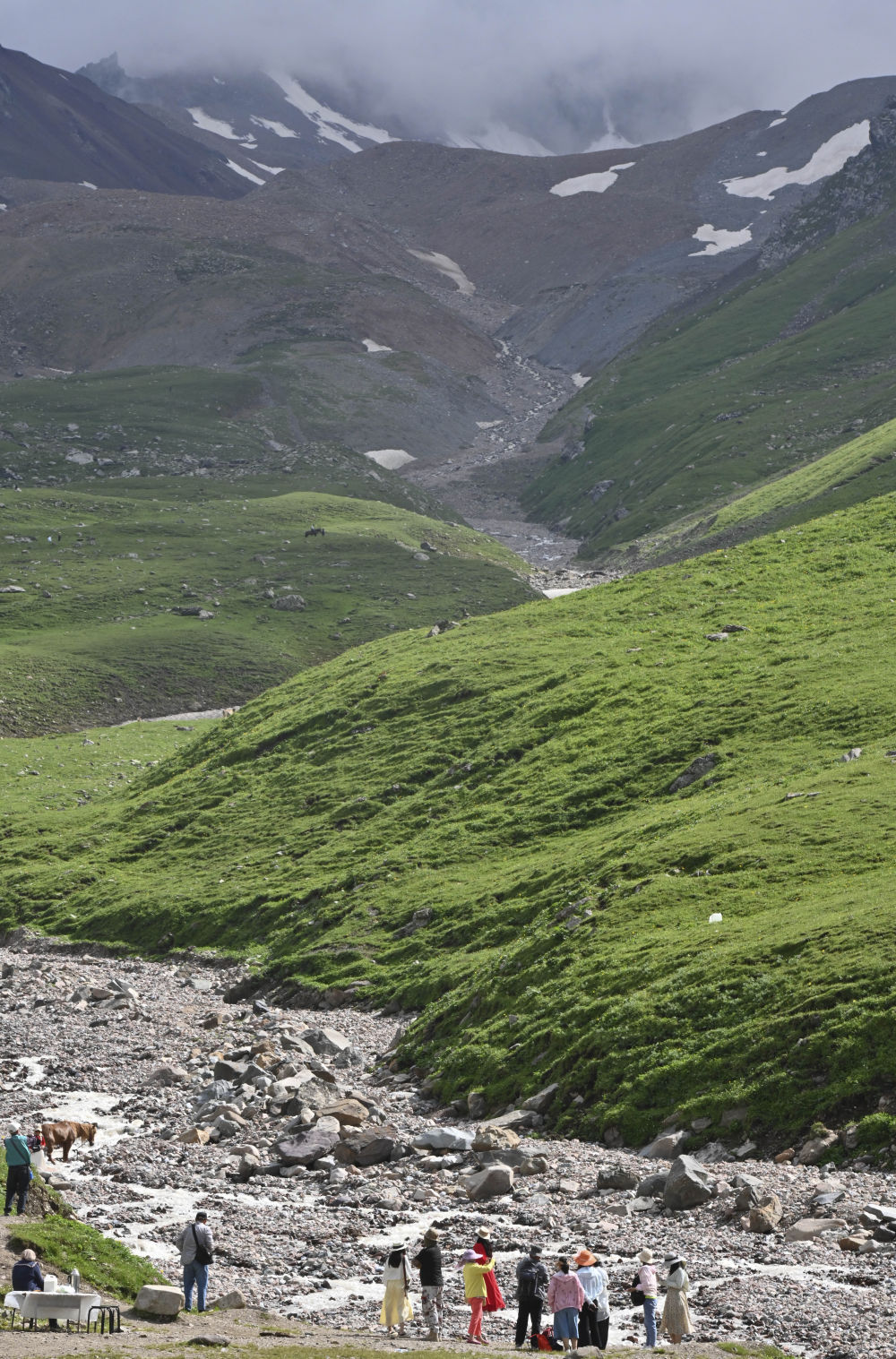 6月28日，游客在那拉提旅游风景区欣赏美景。