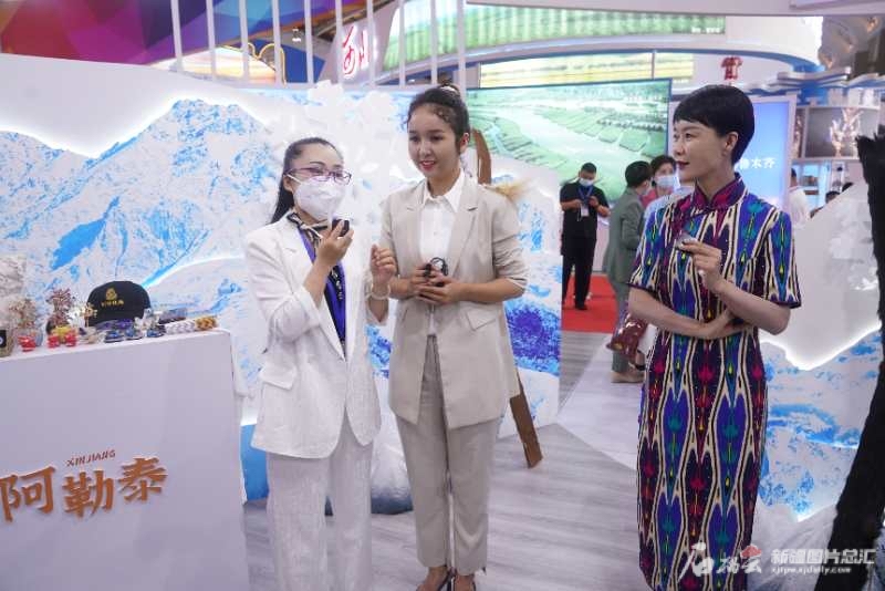 7月22日,在2022中国国际旅游交易会开展期间，新疆的网红文旅局长在新疆展馆用他们的“人脉资源”努力宣传新疆旅游。石榴云/新疆日报记者张万德摄