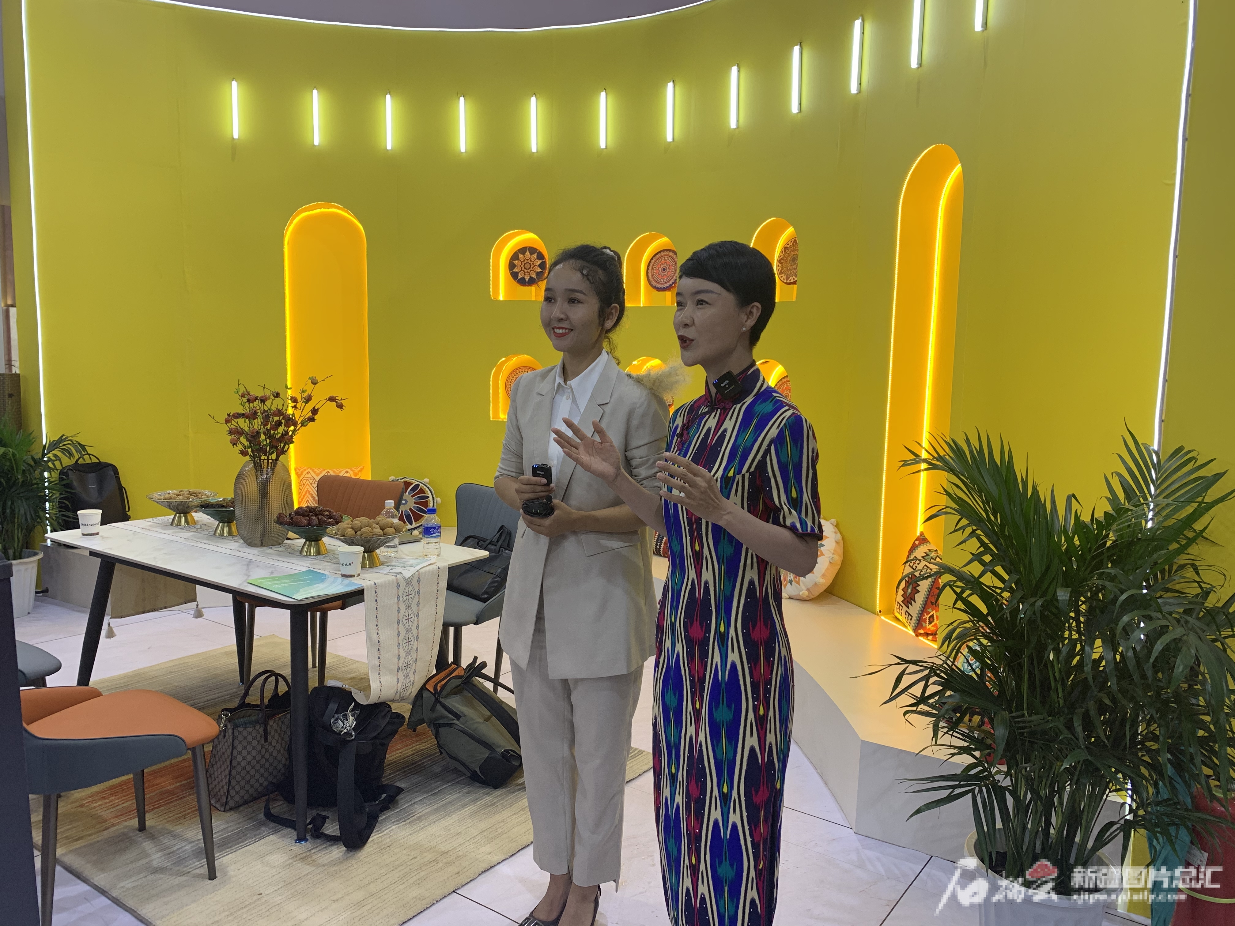 7月22日,在2022中国国际旅游交易会开展期间，新疆的网红文旅局长在新疆展馆用他们的“人脉资源”努力宣传新疆旅游。石榴云/新疆日报记者张万德摄