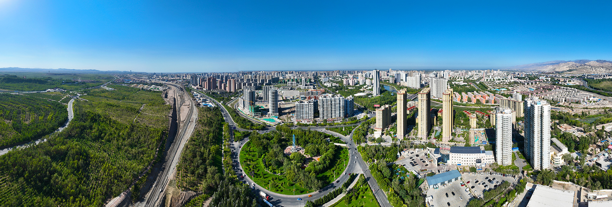 俯瞰巴音郭楞蒙古自治州库尔勒市龙山公园。
