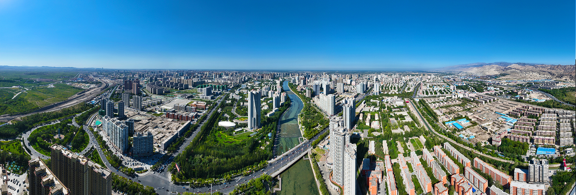 俯瞰巴音郭楞蒙古自治州库尔勒市孔雀河。