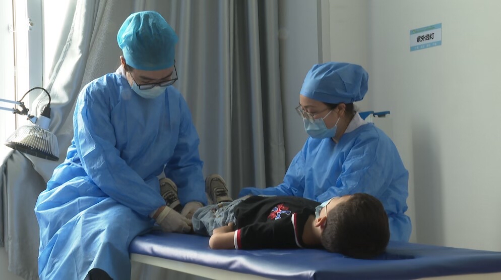 北京援疆医生师带徒给当地小孩做推拿按摩。阿迪拉摄