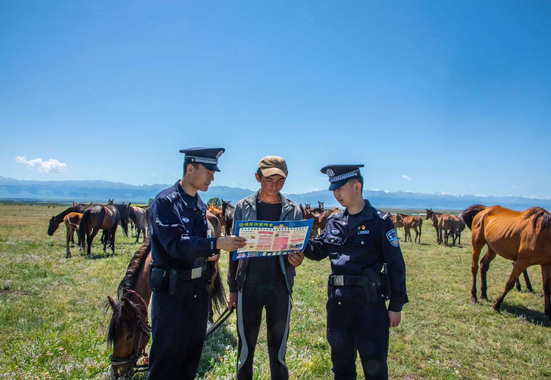 7月18日，图为民警对辖区马匹养殖专业户进行防范电信网络诈骗宣传。.jpg