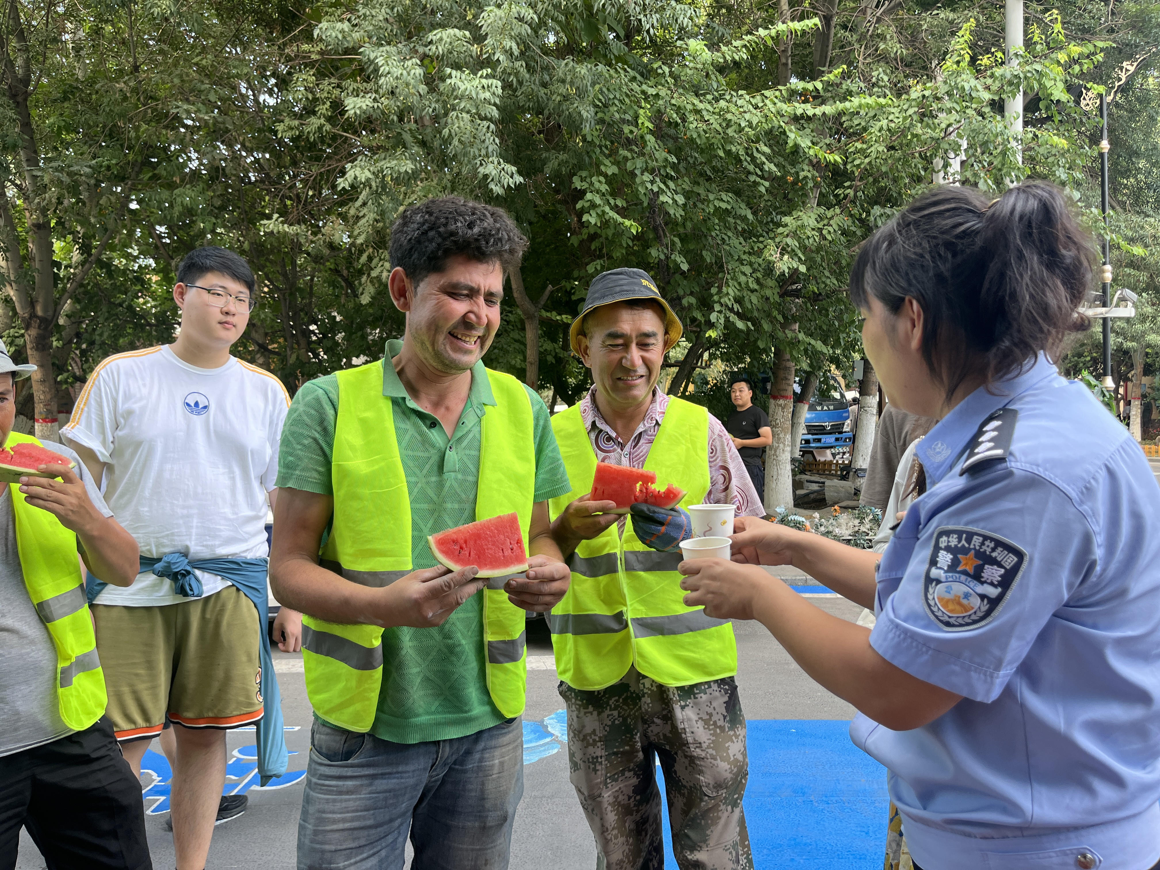 炎炎夏日，民警免费向六星街环卫工人送去冰镇绿豆汤和西瓜656.jpg