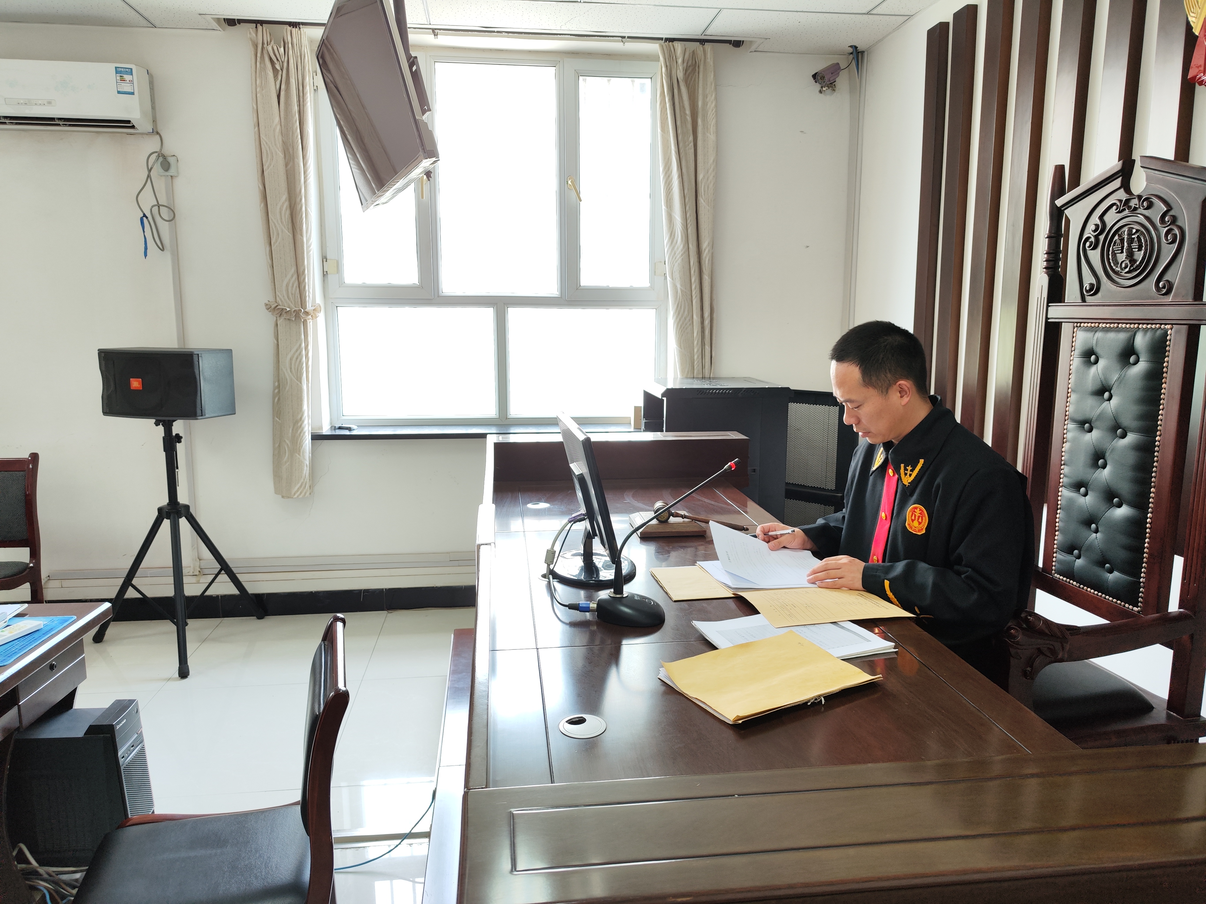 图说：本案承办法官开庭前阅卷。拍摄：霍城县人民法院清水河法庭书记员马淑贤拍摄。.jpg