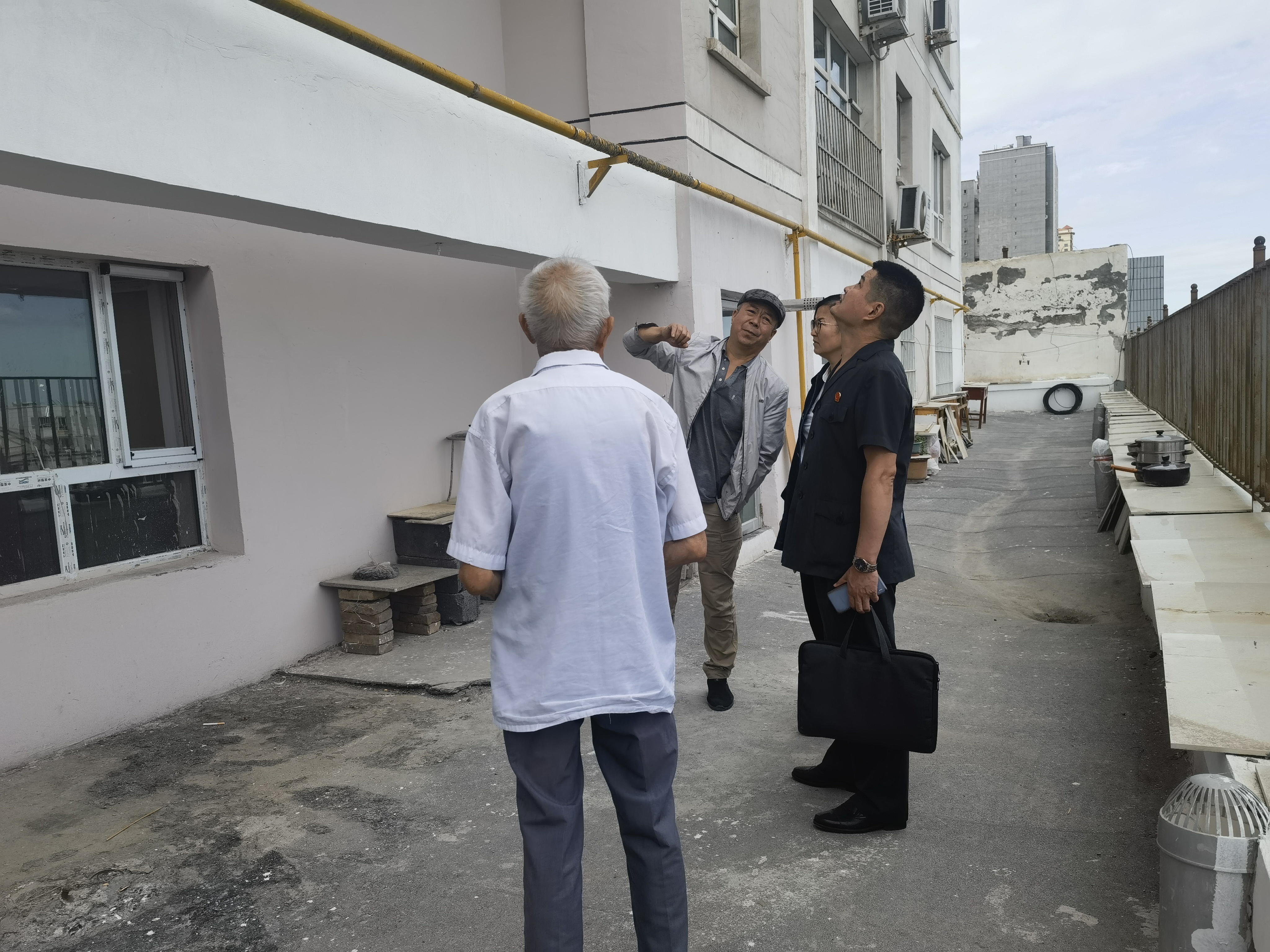 2023年9月8日，杨力法官详细查看了前期因居民堆放杂物引发火灾的事故发生地。（拍摄人：游芳）.jpg
