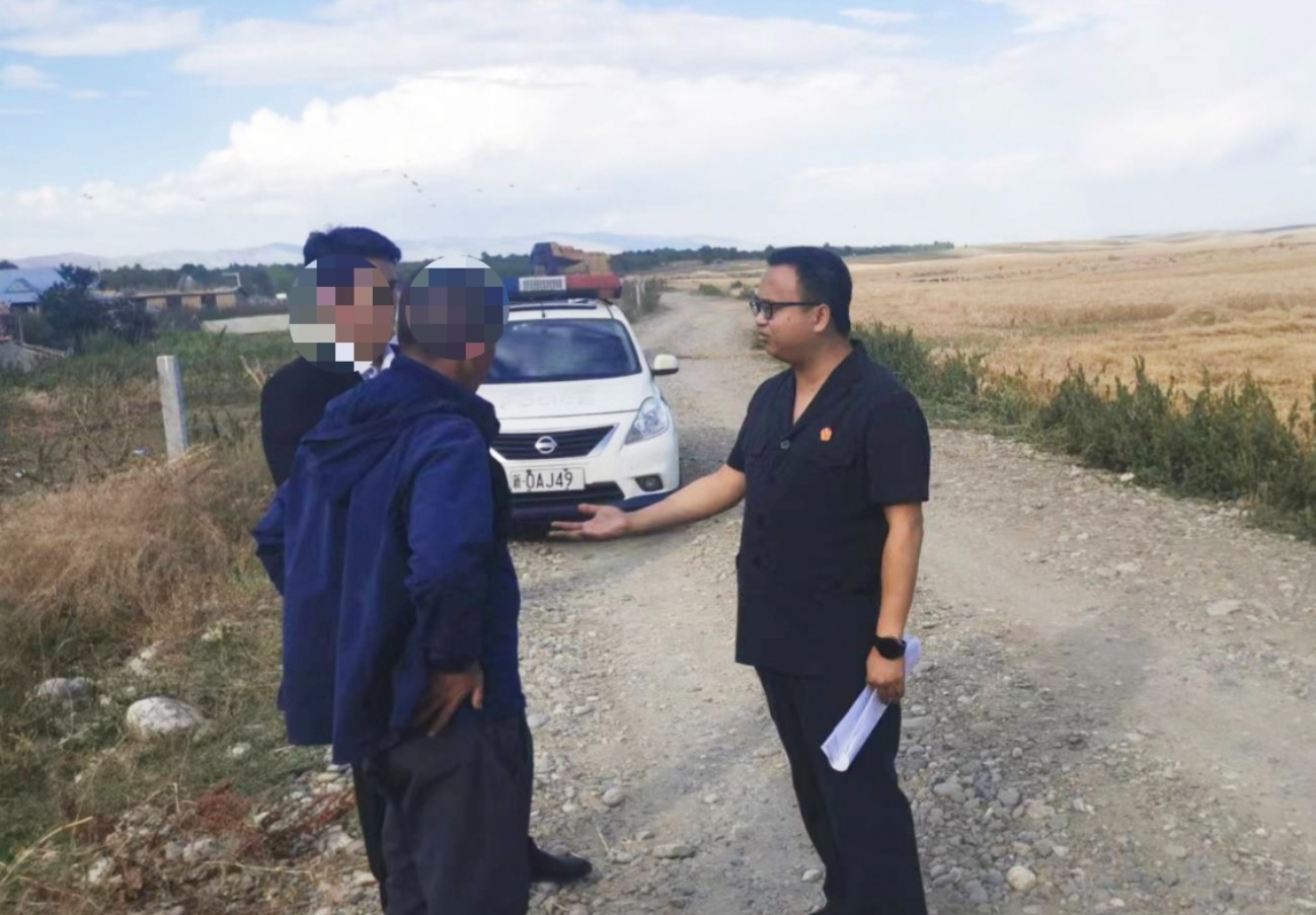 执行法官唐鹏飞深入田间地头进行实地查看，了解情况。通讯员 陈刚摄.jpg
