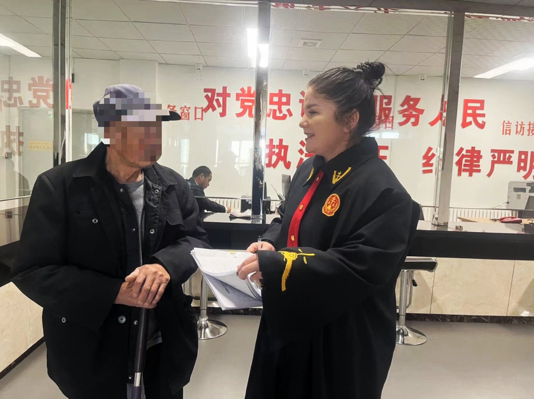 老人收到欠款后向古丽孜娜提·阿布德哈尼法官表达感谢。昭苏县人民法院供图.jpg