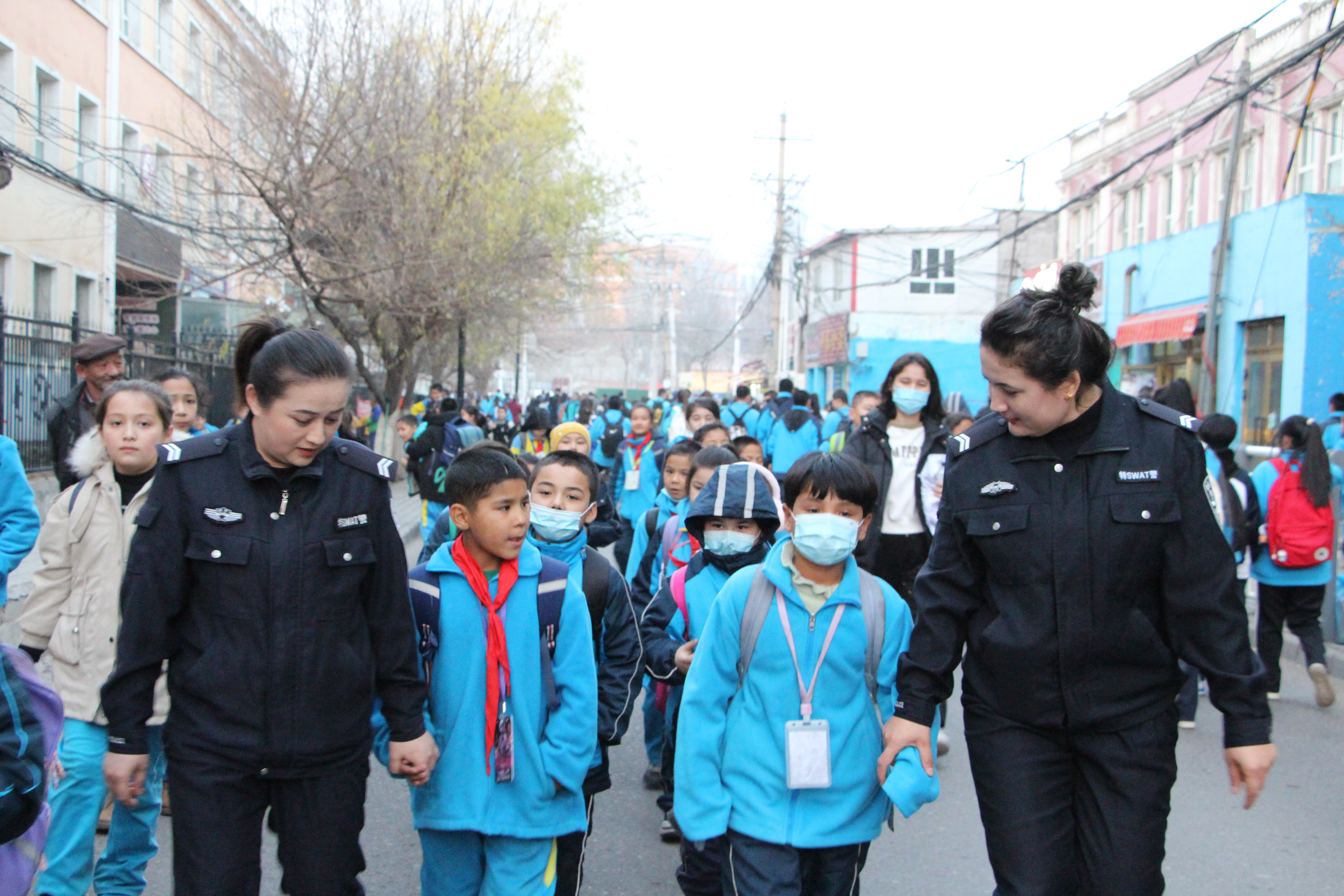 “大手牵小手”女警带领学生们安全过马路.JPG