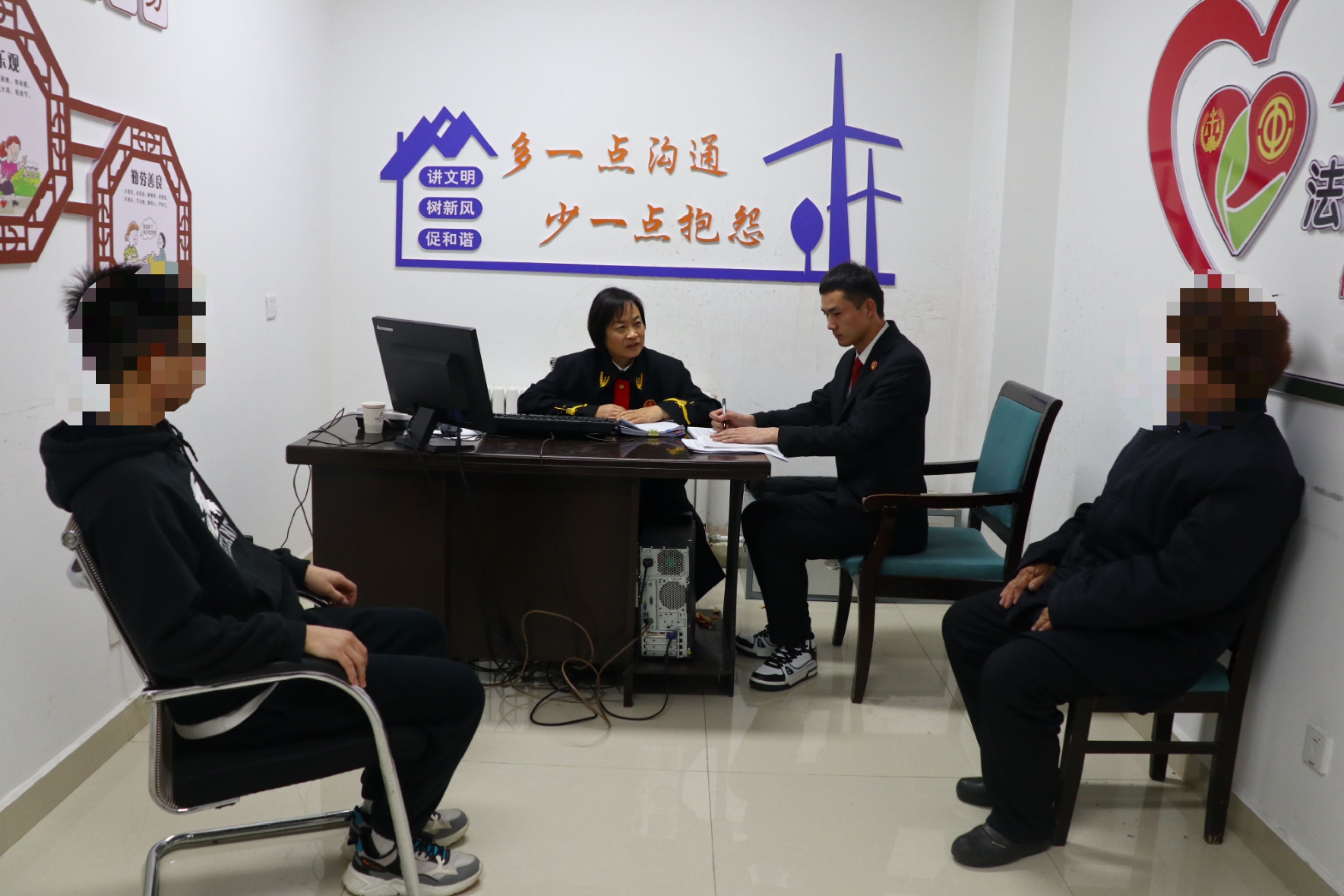 承办法官李志梅与双方当事人调解画面。通讯员 朱茜摄.jpg