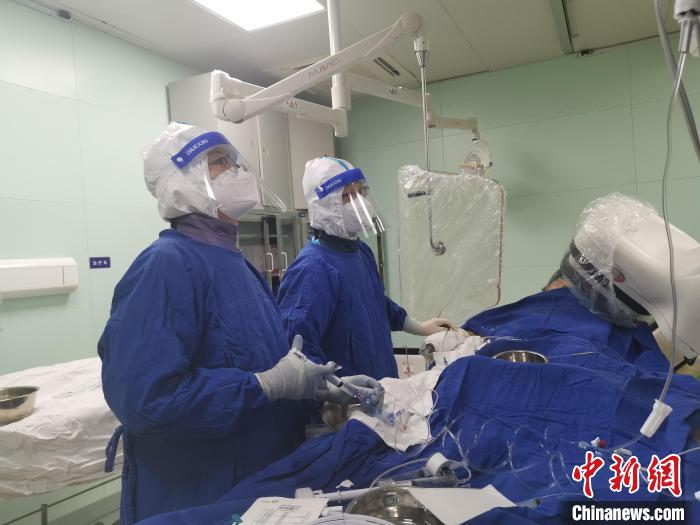 城市封控进行时：上海保持生命通道畅通、医护与“死神”抢时间