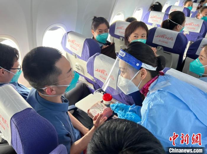 援沪山西医疗队1645名医护人员返程 东航供图