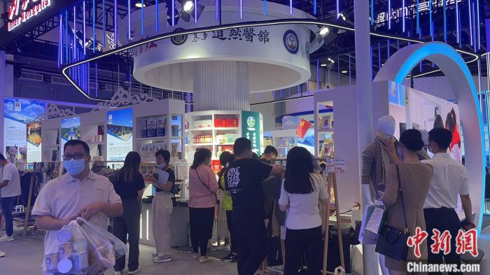 游客在服贸会上挑选购物。 <span target='_blank' href='/' >中新网</span>记者 左宇坤 摄