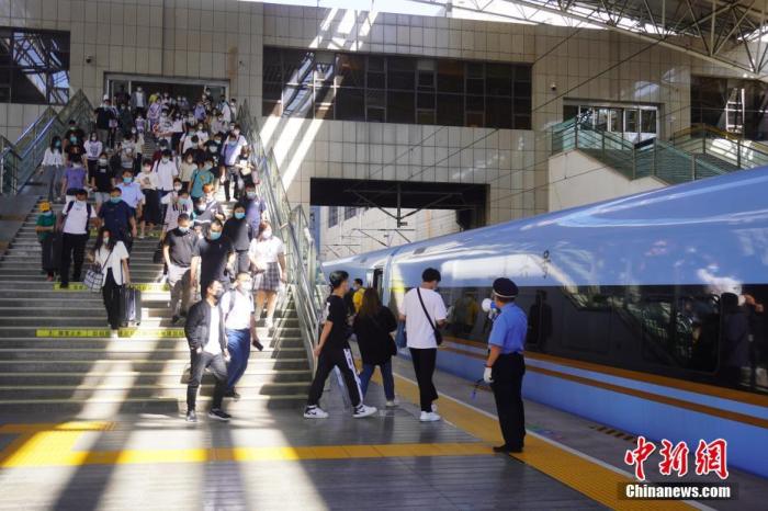 资料图：2021年9月9日，旅客进入郑州火车站月台。<span target='_blank' href='/'>中新社</span>记者　刘鹏 摄