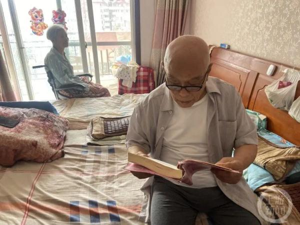 95岁爷爷照顾病妻二十载：“我就是你的腿……我能走，你就能动！”