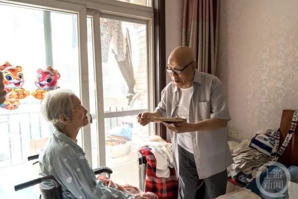 95岁爷爷照顾病妻二十载：“我就是你的腿……我能走，你就能动！”