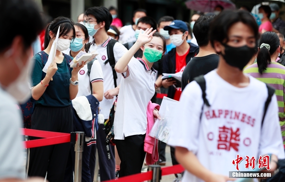 资料图：一名考生在进入考场前向家长挥手致意。<span target='_blank' href='/'>中新社</span>记者 汤彦俊 摄