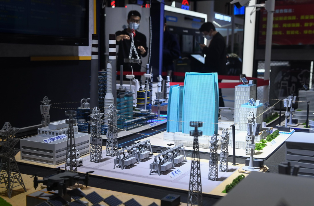 11月20日，参观者在“2022中国5G+工业互联网”成果展展厅参观。