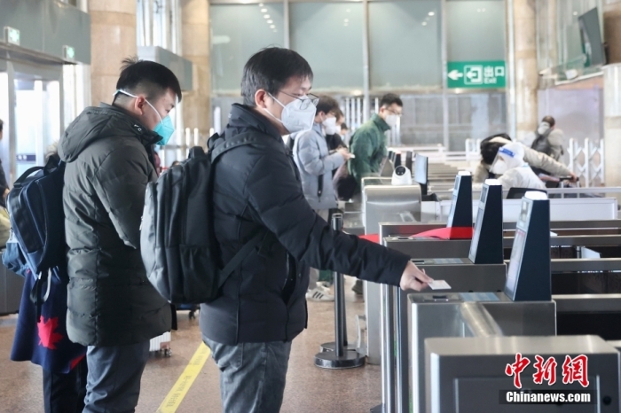 12月8日，北京西站，乘客无需出示核酸证明和健康码，直接进入车站乘车。<span target='_blank' href='/'>中新社</span>记者 易海菲 摄 　
