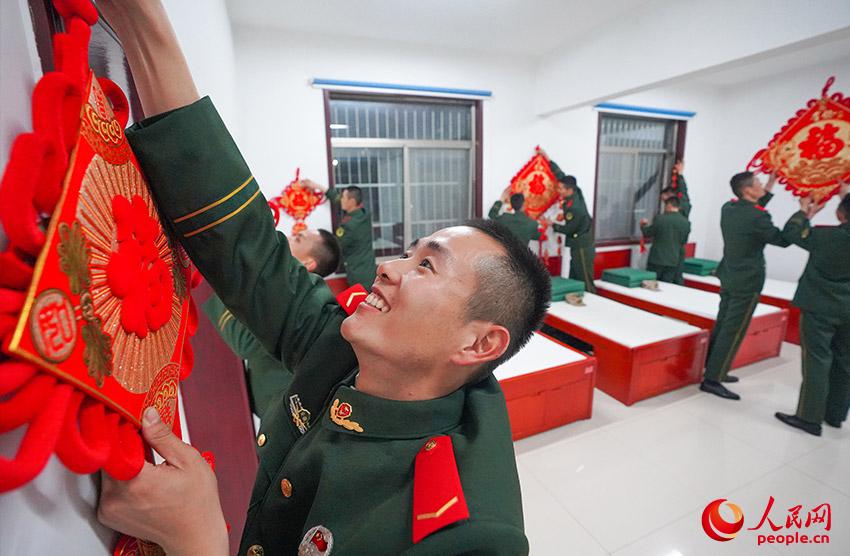 官兵们在班级悬挂中国结。