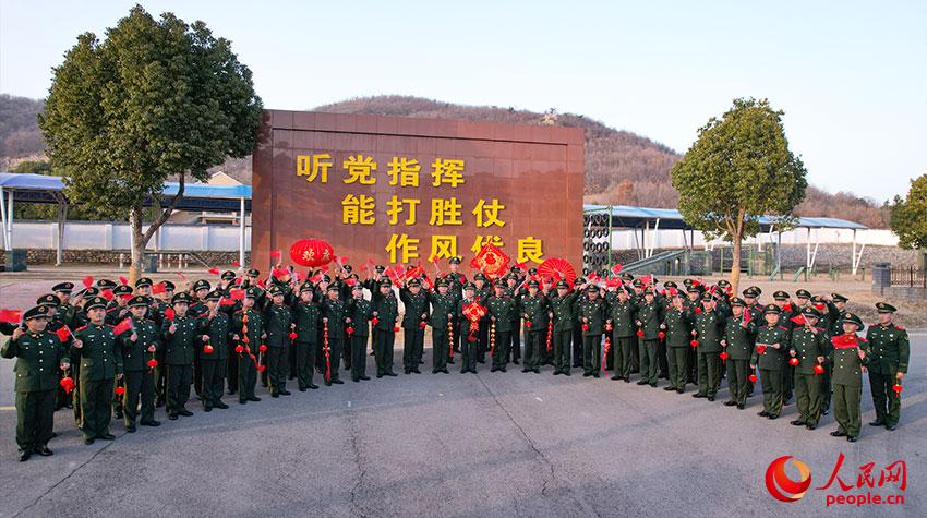 官兵们集体迎接新春。