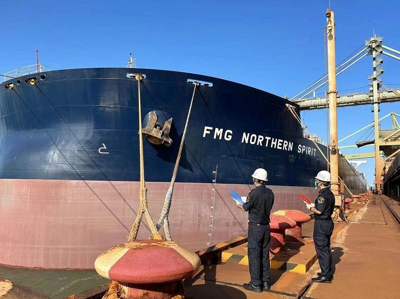 湛江海关所属东海岛海关关员对一批即将出口到共建“一带一路”国家的钢卷开展验放工作。湛江海关供图