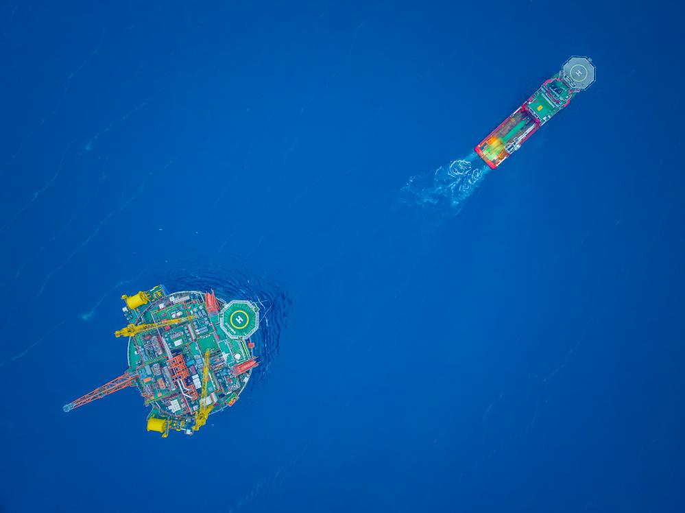 亚洲首艘圆筒型“海上油气加工厂”运抵作业海域