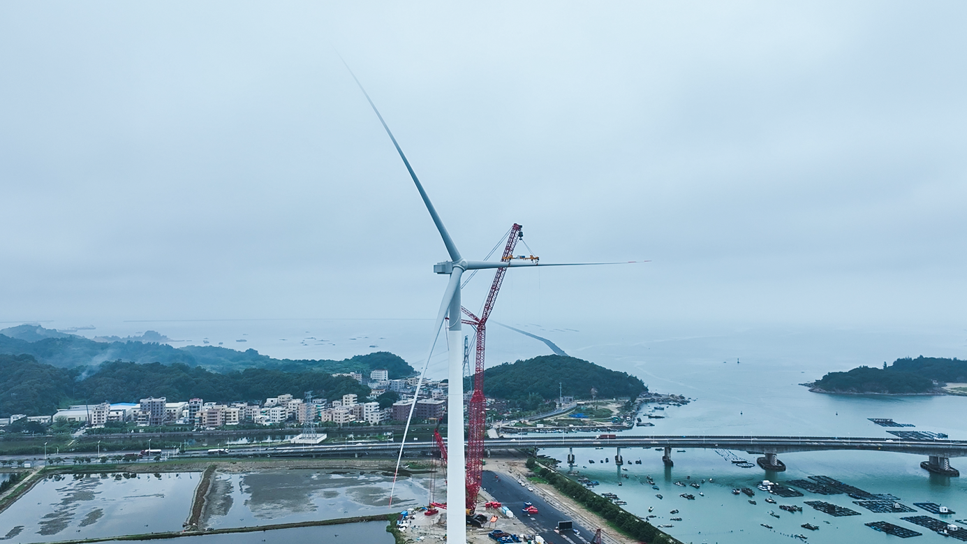 我国企业自主研制的18兆瓦半直驱海上风电机组吊装成功