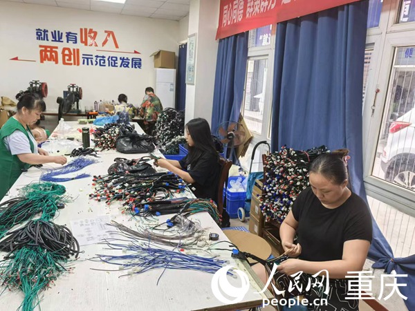 社区居民在“巧手梦工坊”工作。人民网记者 冯文彦摄
