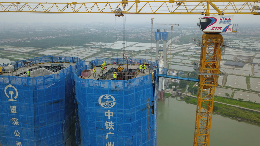 5月1日，工人在深江铁路跨鸡鸦水道主桥158号主塔顶部进行浇筑作业（无人机照片）。新华社记者 田建川 摄