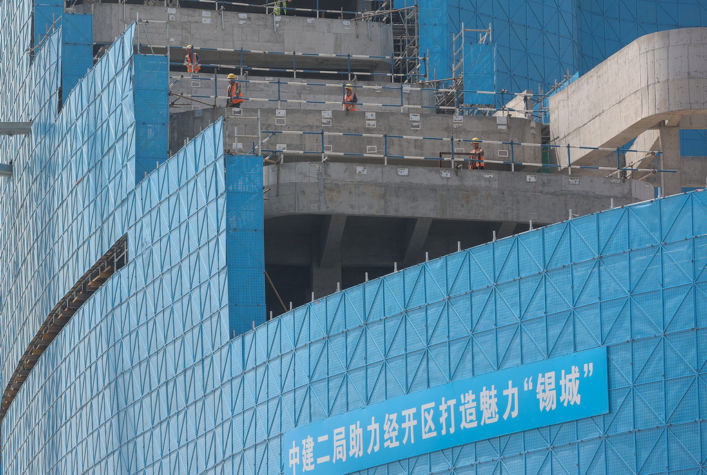 5月1日，中建二局建设者在江苏省无锡市奥体三期项目现场施工作业。新华社发（朱吉鹏摄）