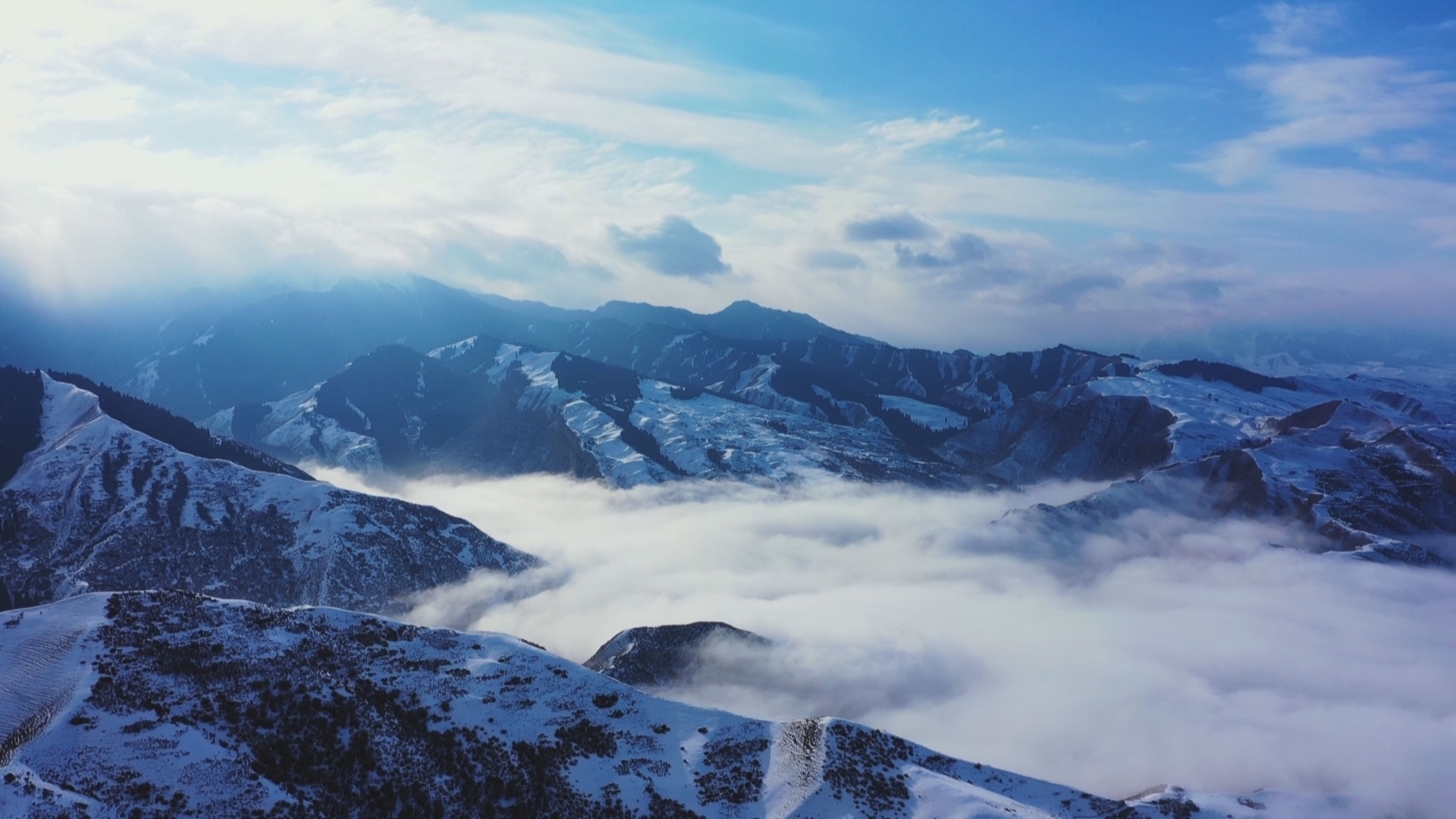 自然风景素材设计黑白风格摄影作品山峰高耸入云在薄雾中若隐若现宛若仙境