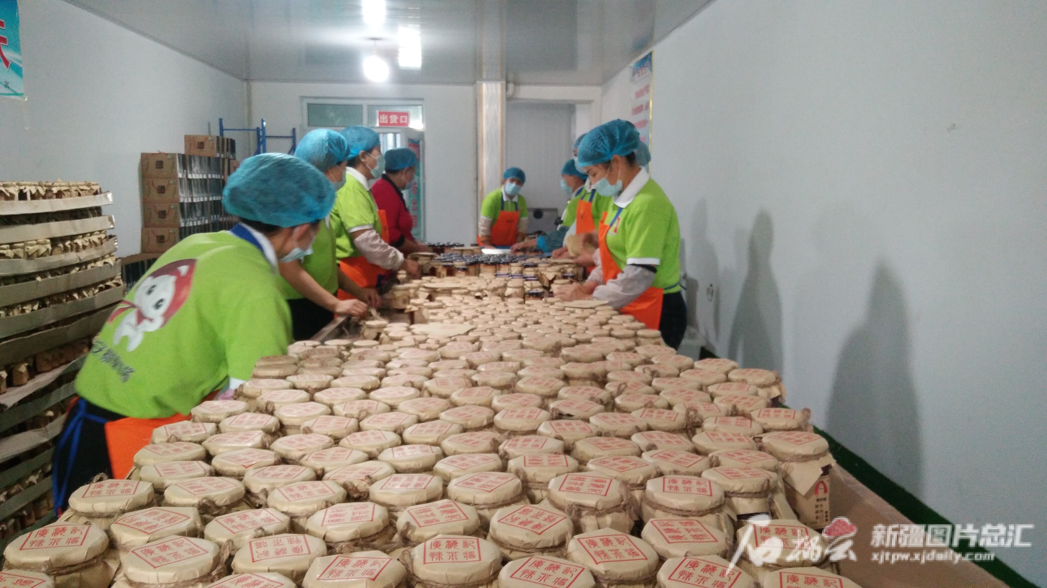 近日，在新疆广海记农业科技发展有限公司生产车间内，工人们正将分装辣椒酱。徐光勇摄