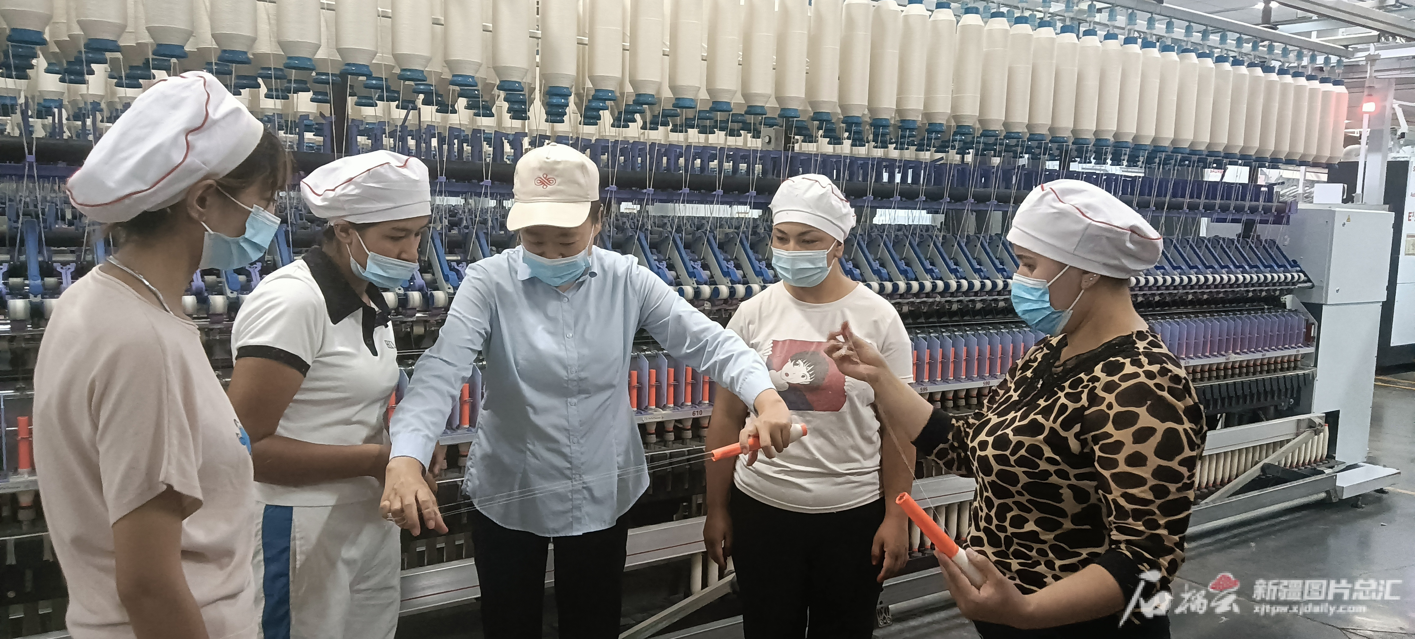 12月9日，复工复产后的新疆喀什齐鲁纺织服装有限公司纺纱车间一角。石榴云/新疆日报记者韩沁言摄