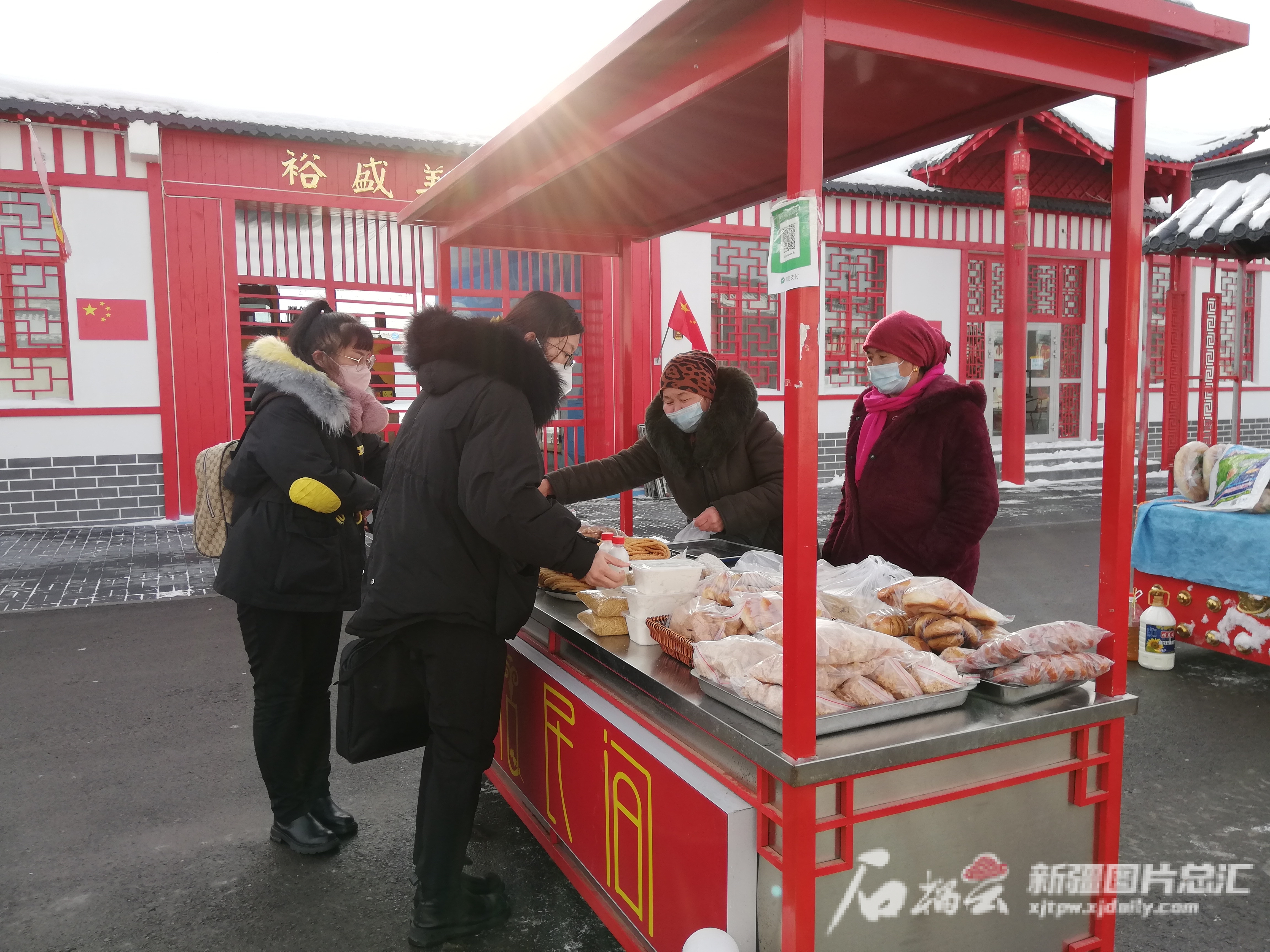 近日，在裕民县锦裕五味里民俗美食商品销售一条街，各族村民将自家的土鸡蛋，油炸馓子、奶疙瘩等特色农副产品进行展销。焦剑奇 摄