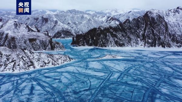 罕见！新疆肯斯瓦特湖惊现自然“海蓝之心”