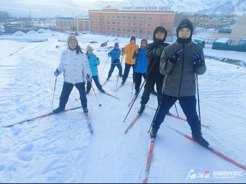 博鱼体育热雪沸腾 新疆这两个小镇的冰雪体育课还真有一套(图1)