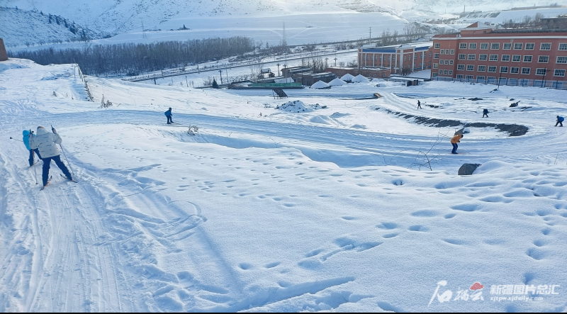 博鱼体育热雪沸腾 新疆这两个小镇的冰雪体育课还真有一套(图2)