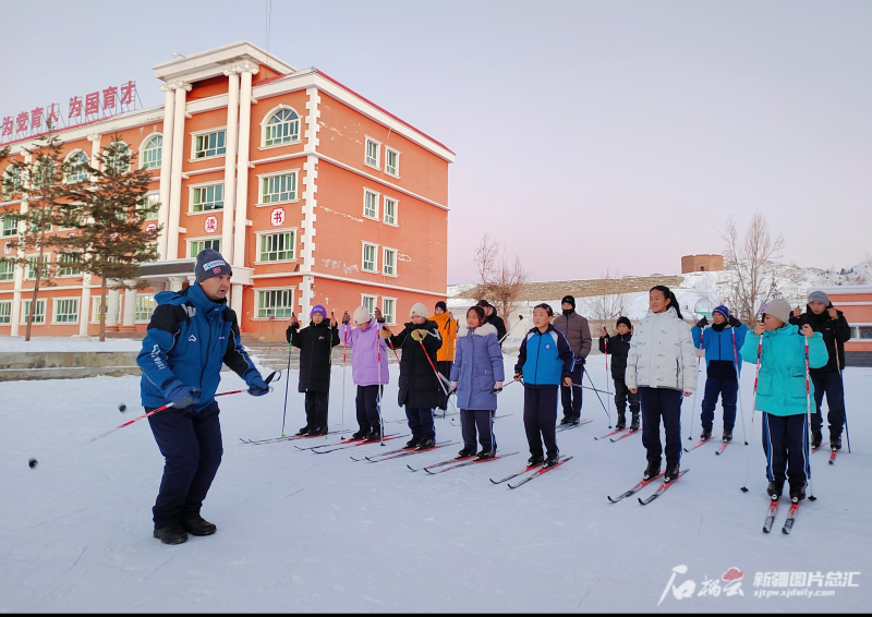 博鱼体育热雪沸腾 新疆这两个小镇的冰雪体育课还真有一套(图3)