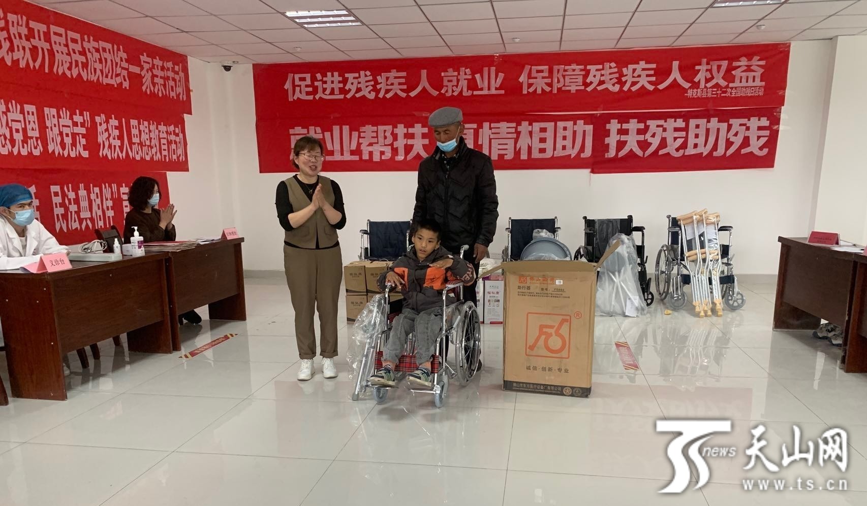 为残疾儿童发放轮椅.jpg